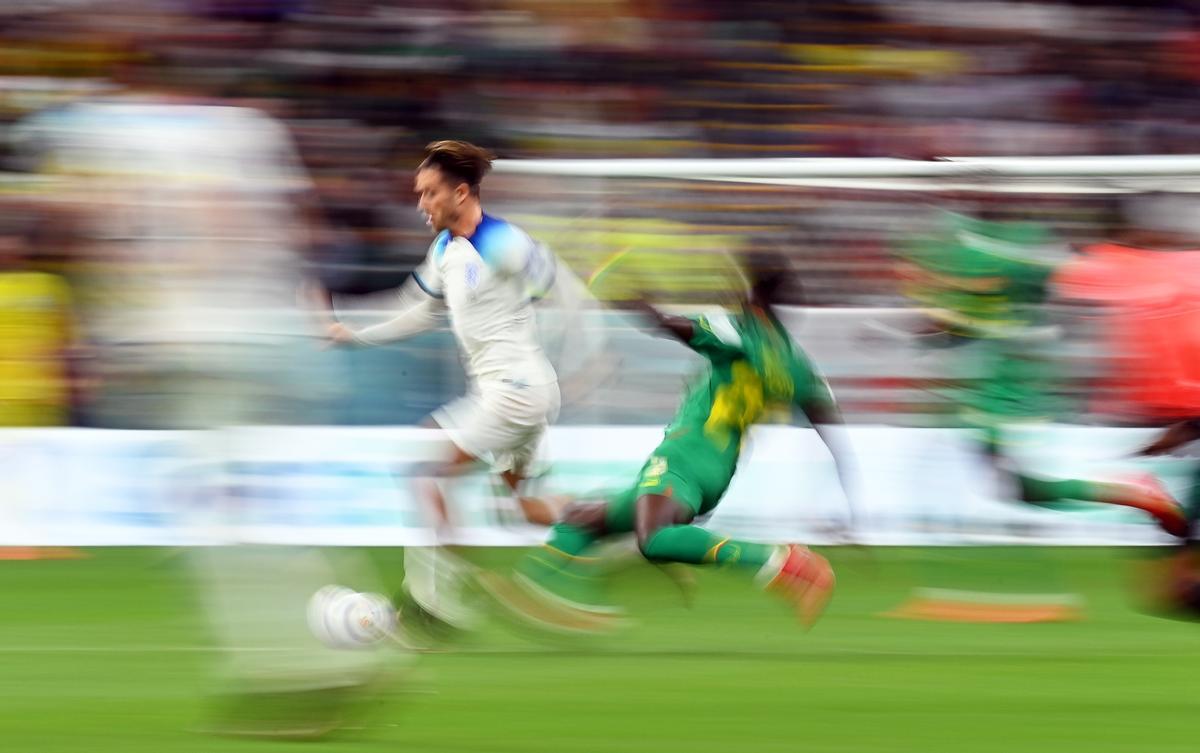 Jack Grealish se escapa de la entrada de un futbolista senegalés.