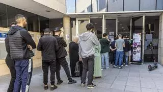 La regularización de inmigrantes arranca con colas en Alicante: "Es una oportunidad para conseguir un trabajo mejor"