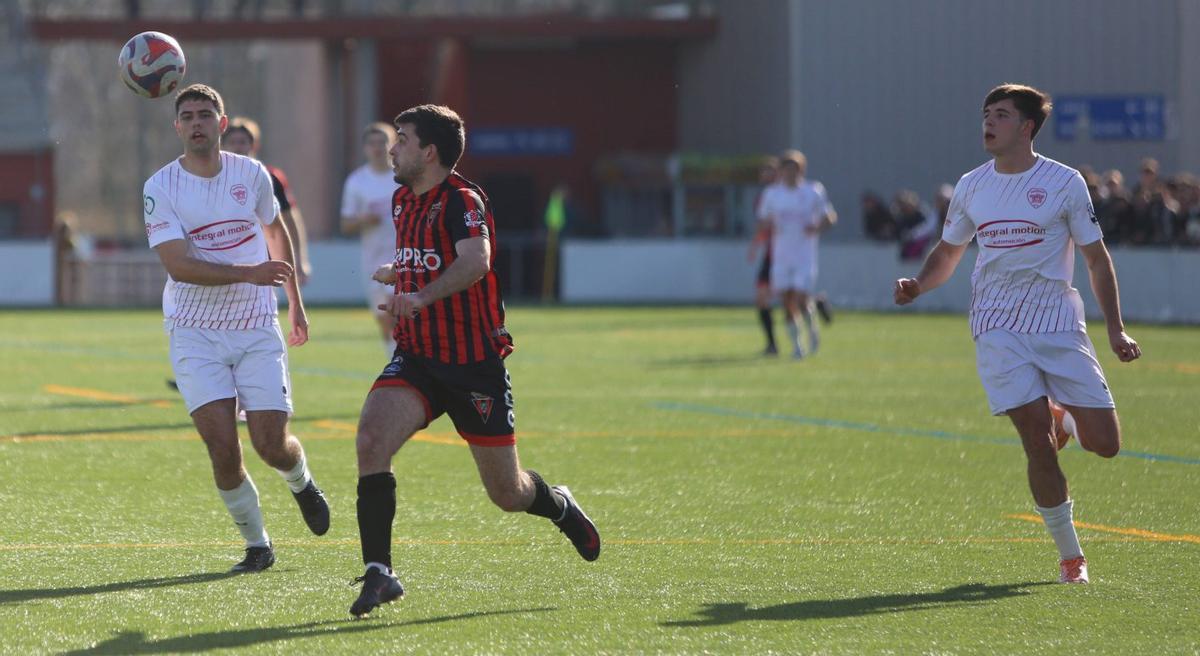 Brais Vila pugna por un balón rodeado de contrarios, ayer, en el Lalín-Sigüeiro disputado en el Cortizo. | BERNABÉ/AMANDA CASTRO
