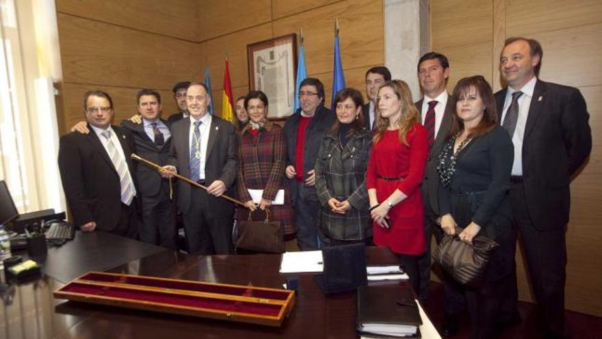 Eduardo Martínez Llosa, cuarto por la izquierda, con el bastón de la Alcaldía, junto al resto de «Los Trece».