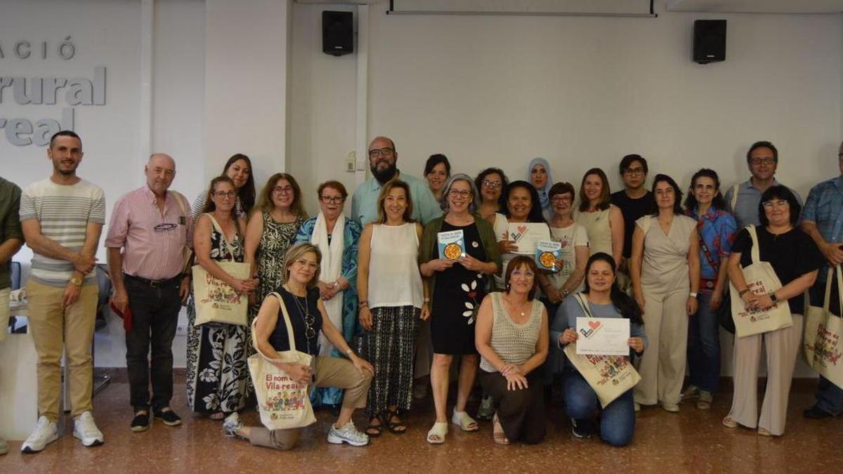 Imatge de família dels assistents a la cloenda de la campanya d'enguany del programa de Voluntariat pel Valencià a Vila-real.