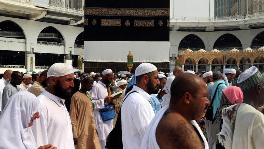 Musulmanes en torno a la Kaaba, en la Gran Mezquita de La Meca.