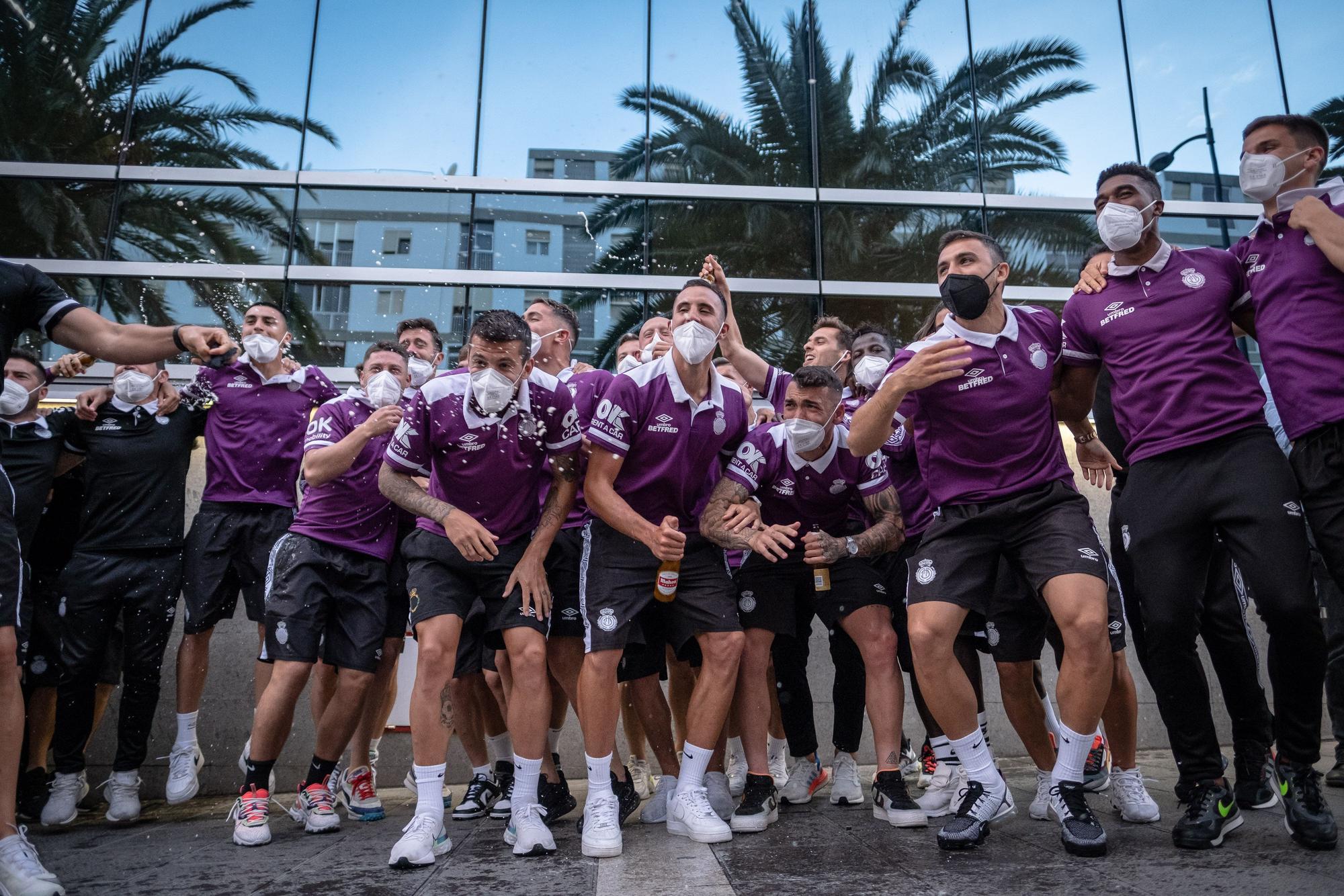 Los jugadores del Mallorca celebran que el ascenso a Primera