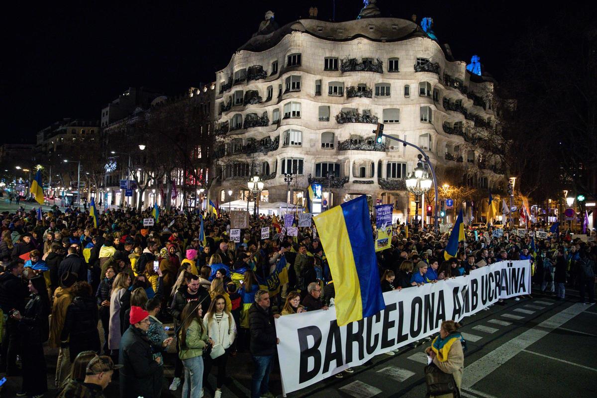 Clamor por la paz en Ucrania. Manifestación en Barcelona en el primer aniversario de la guerra.