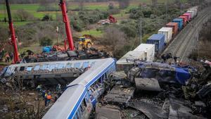 Almenys 38 morts a Grècia al xocar un tren de passatgers i un mercaderies