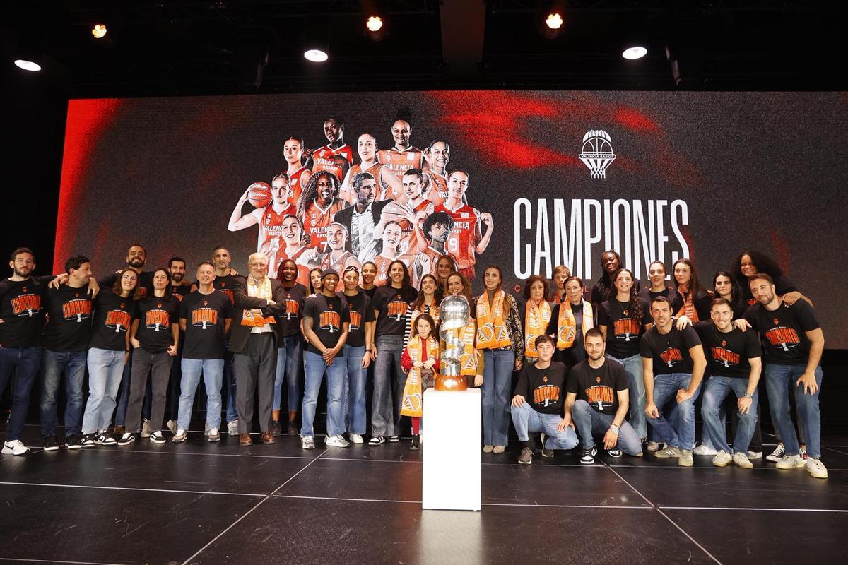 El Valencia festeja con su afición la Copa de la Reina en un Roig Arena entregado con Juan Roig El Valencia festeja con su afición la Copa de la Reina en un Roig Arena entregado con Juan Roig