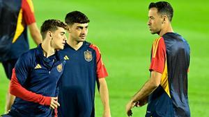 Gavi, Pedri y Busquets en un entrenamiento con la selección española