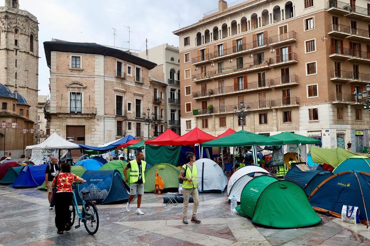 Segundo día de acampada educativa en València: llega la hora de montar el Corpus y acuden furgones de la policía a la plaza de la Virgen