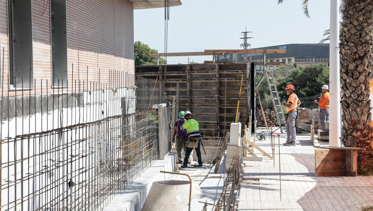 Trabajos este martes en el nuevo centro del Virgen de la Luz en Elche.