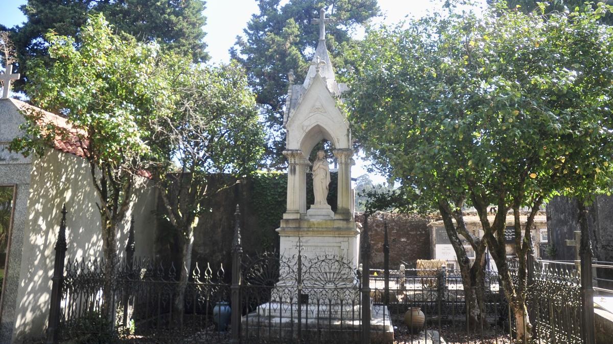La sepultura familiar de Pilar Pardo sobresale en San Mauro, tanto por su monumentalidad como por el minucioso trabajo de la verja de hierro que la cierra.