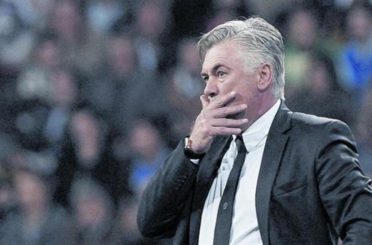 Ancelotti, amb gest de preocupació en un partit al Bernabéu. Ancelotti, amb gest de preocupació en un partit al Bernabéu.