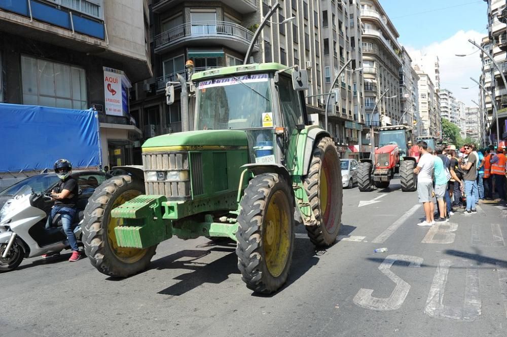 La Gran Vía de Murcia, paralizada por los agricultores