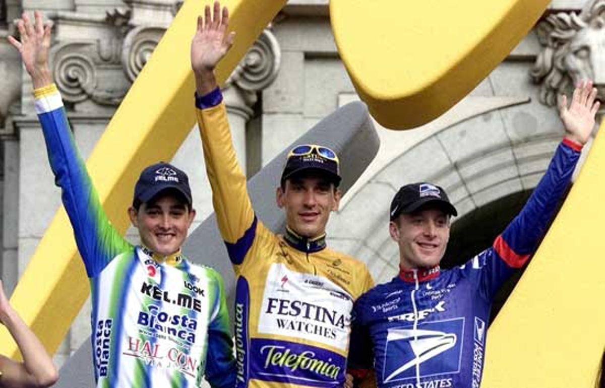 Podio de la Vuelta 2001 en Madrid con Casero, Sevilla y el después sancionado por dopaje Leipheimer