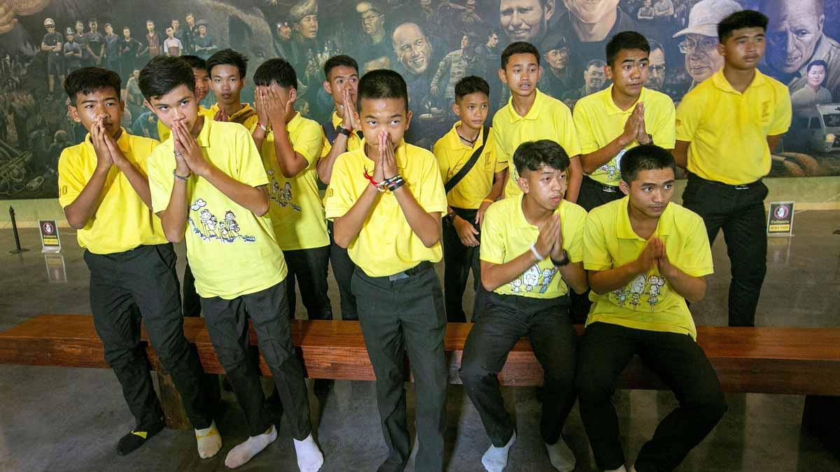 Los niños que quedaron atrapados en la cueva de Tailandia dan las gracias en un ritual budista casi un año después de su rescate.