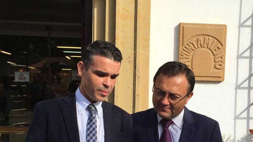 El alcalde de Marbella, José Bernal, y el diputado socialista Miguel Ángel Heredia.