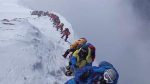 Se derrumba una cornisa del Everest por el exceso de alpinistas