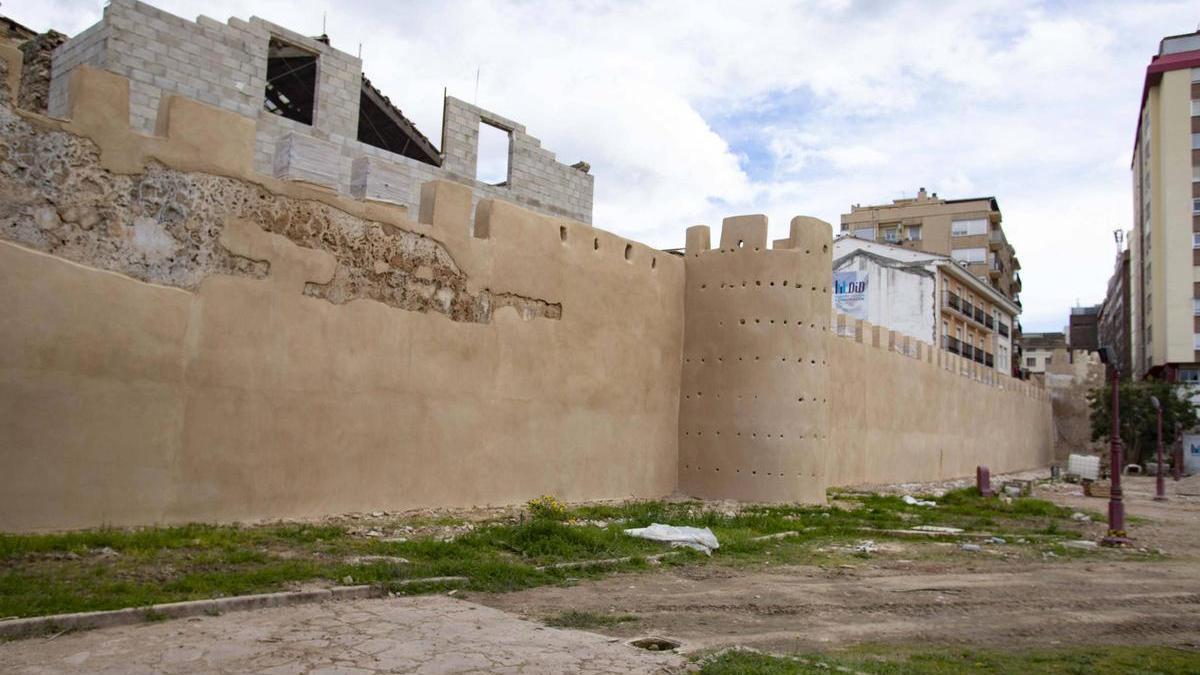 Una perspectiva de la muralla després de paralitzar la Conselleria les obres de restauració