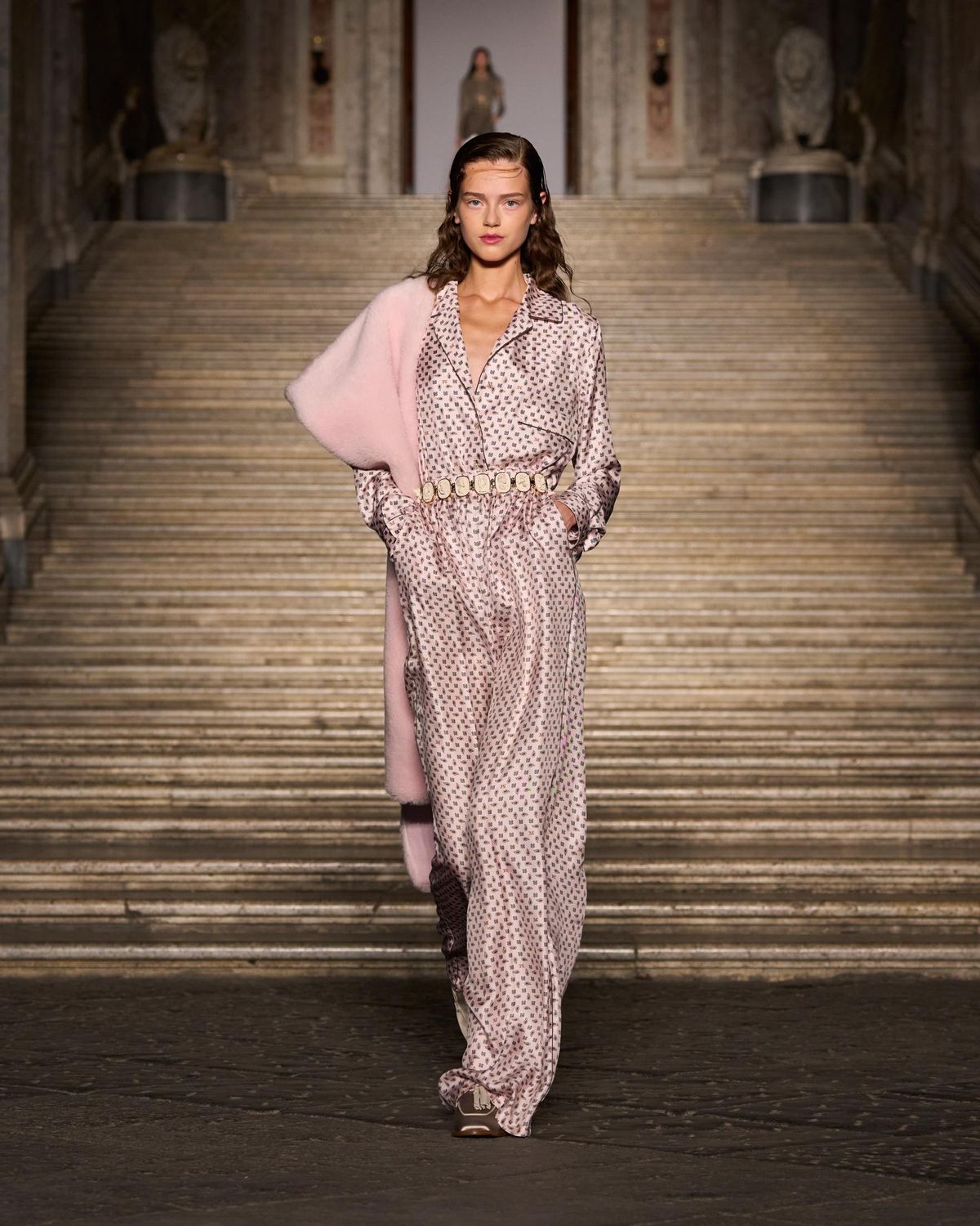 Modelo estilo pijama, altamente sofisticado.