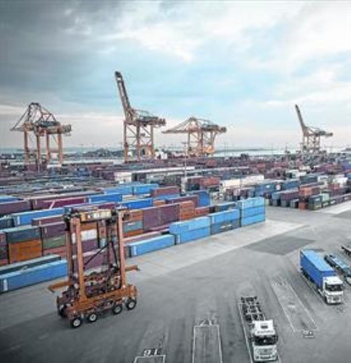 Activitat en una terminal de contenidors del Port de Barcelona. Activitat en una terminal de contenidors del Port de Barcelona.