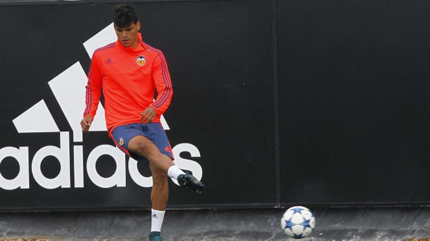 Danilo Barbosa en un entrenamiento con el Valencia CF.