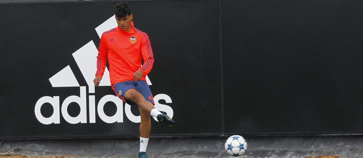 Danilo Barbosa en un entrenamiento con el Valencia CF.