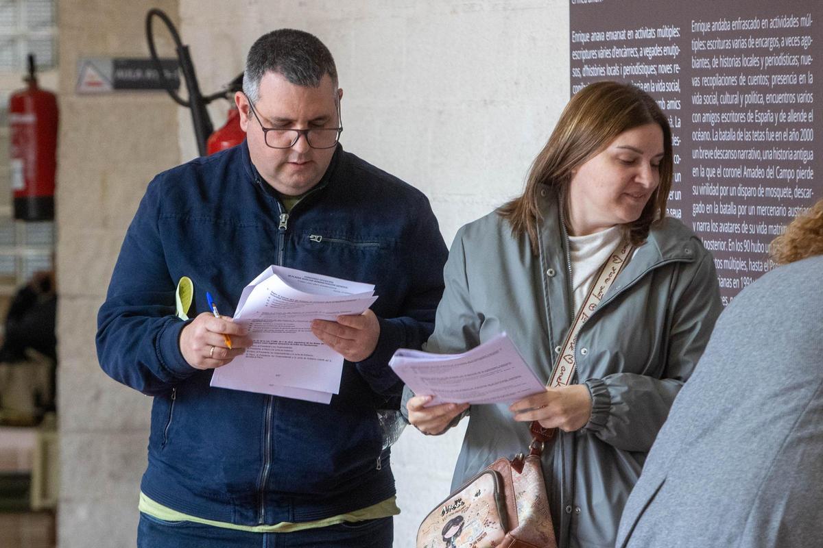 Opositores repasando a la salida del examen.