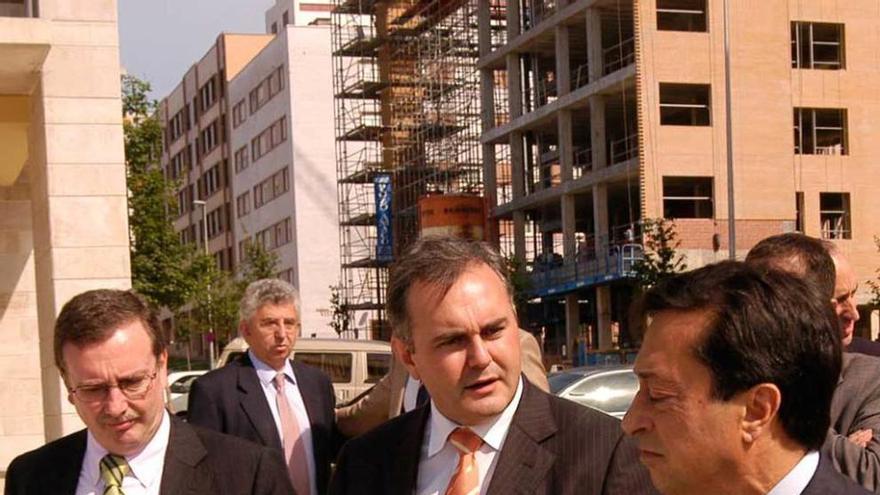 Esta imagen, tomada en Gijón de mayo de 2005, muestra, desde la derecha, a Rafael Sariego (consejero de Sanidad por entonces), Luis Hevia (nuevo gerente del HUCA) y Francisco del Busto (entonces alto cargo del Sespa y ahora consejero).