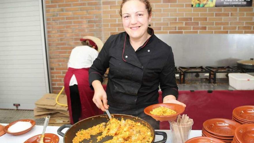 La cocinera grovense Lorena Moldes (restaurante Pan de Millo), en el puesto de venta de arroz. // Muñiz