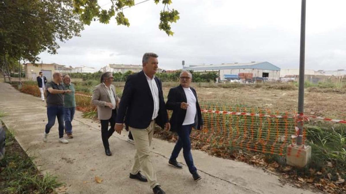 El conseller Martínez Mus y el alcalde, José Antonio Roig, este lunes, en la visita a las obras.
