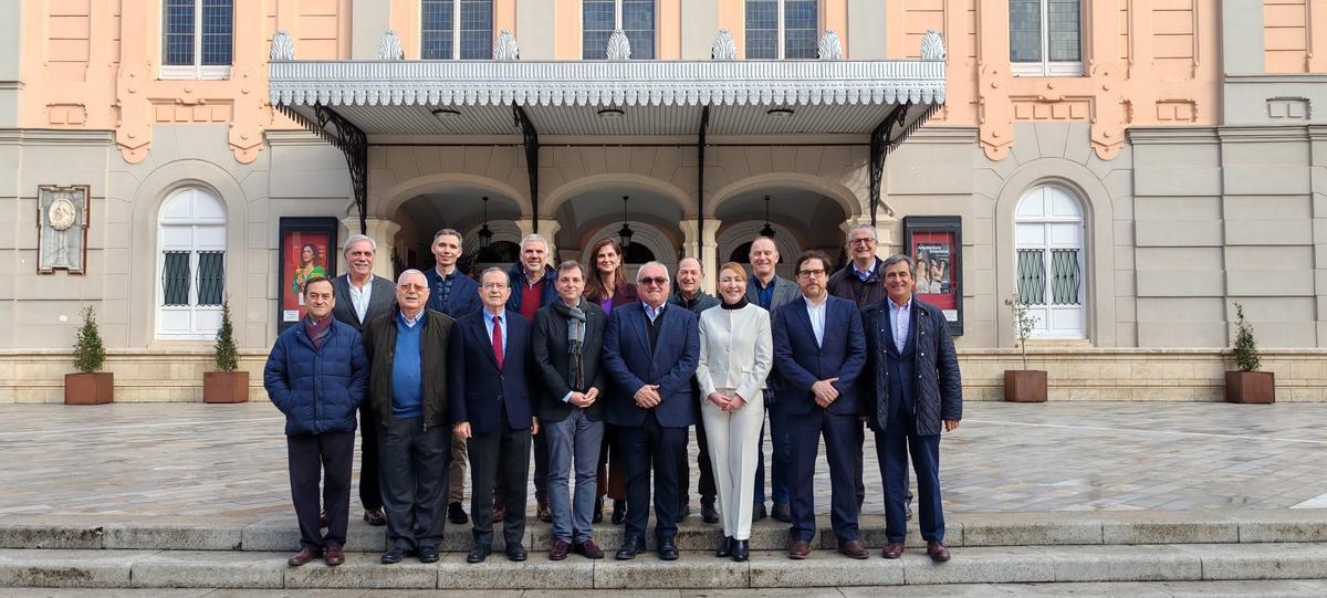 Foto de la junta directiva de Agrupal en la Plaza del Romea de Murcia.