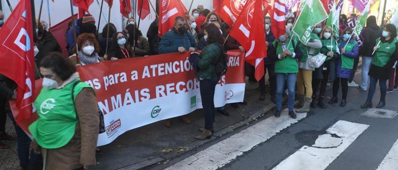 Reclaman más dinero para Atención Primaria. Delegados sindicales de la CIG, CCOO, UGT, CSIF y SATSE se concentraron ayer frente al Parlamento de Galicia para rechazar los presupuestos de la Consellería de Sanidade. Reclaman que les “devuelvan el sueldo robado desde 2010” y piden más personal para cubrir jubilaciones, ya que los servicios están deficitarios y les están denegando los permisos de este año. | XOAN ÁLVAREZ