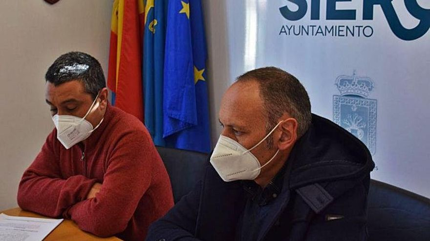 Javier Rodríguez, a la izquierda, junto al técnico Juan Carlos Álvarez, ayer, durante la presentación del proyecto. | LNE