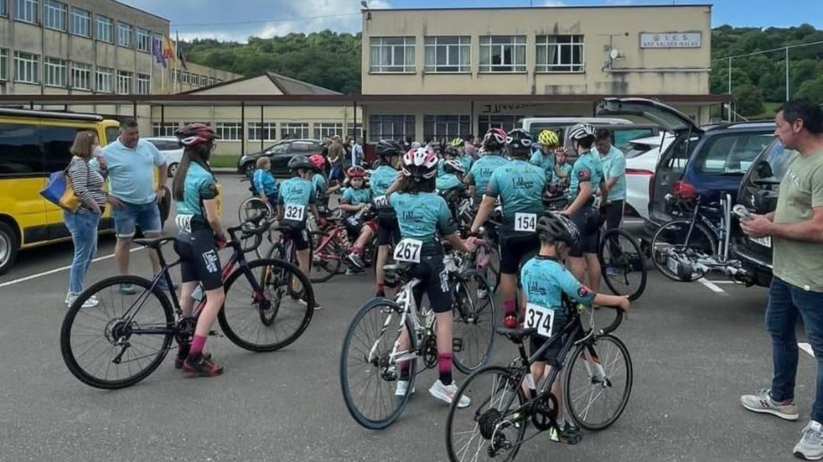 Ciclistas en Salas en una carrera de otra edición.