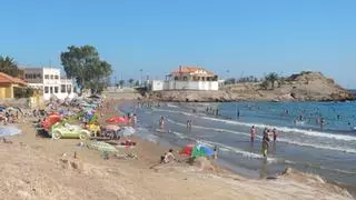 Muere una octogenaria ahogada mientras se bañaba en una playa de Mazarrón