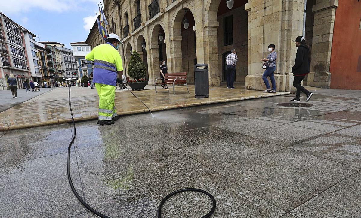 Una trabajadora de Urbaser, en plena faena de limpieza en El Parche, en una imagen de archivo. | R. S.
