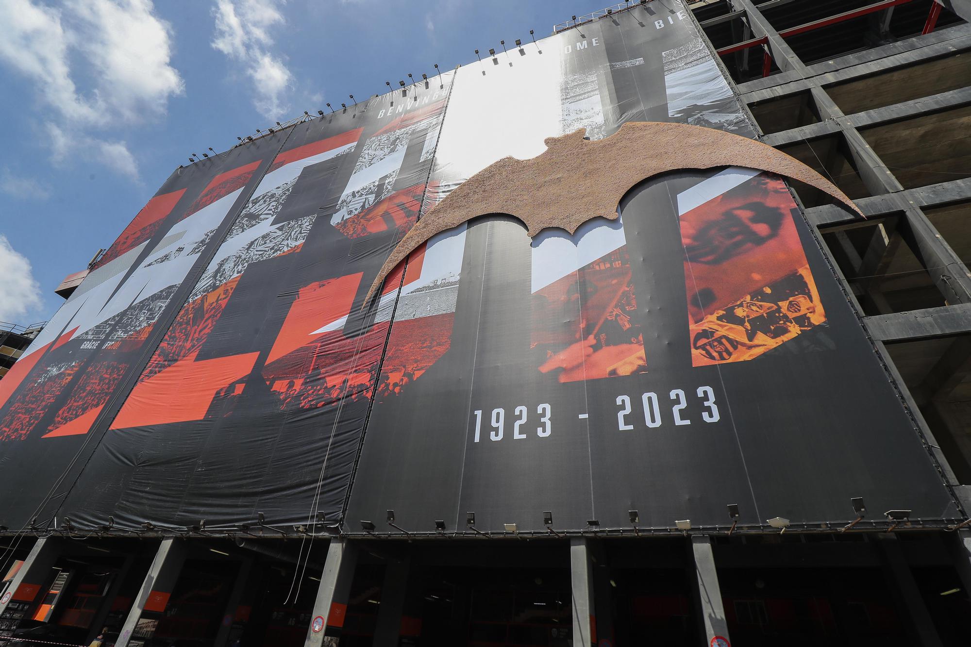 La nueva lona del estadio de Mestalla