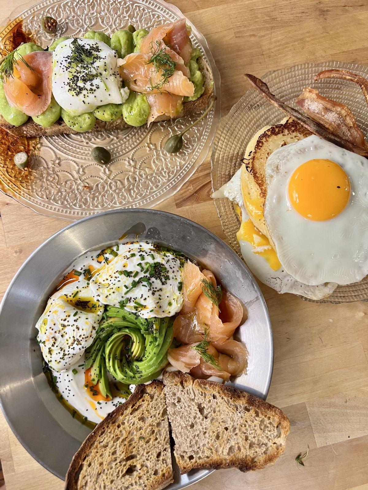 Zu den Brunch-Gerichten passt eine Scheibe  Sauerteigbrot.