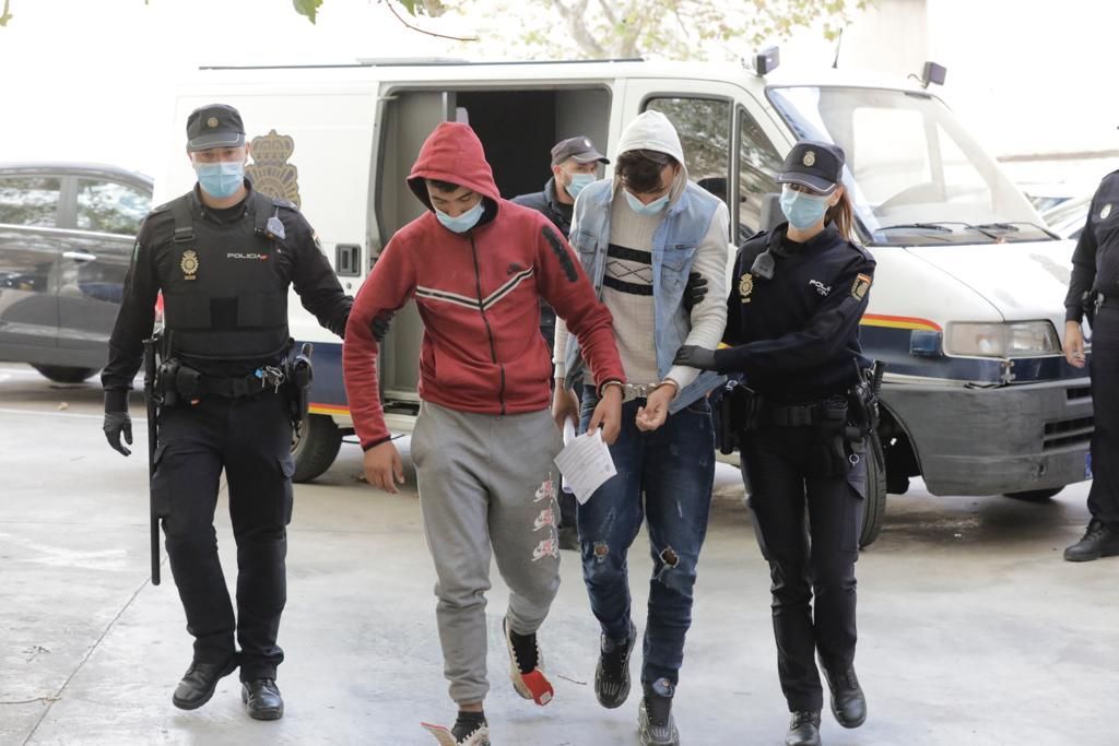 Pasa a disposición judicial la docena de migrantes detenidos tras fugarse de un avión en el aeropuerto de Palma