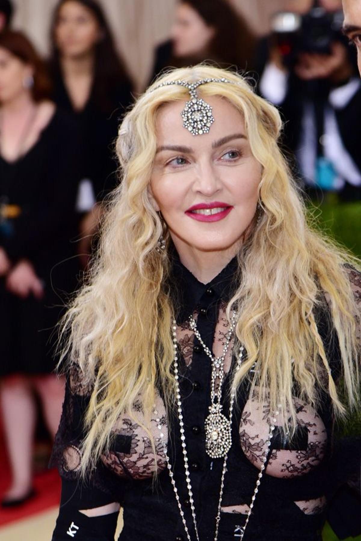 Los complementos de Madonna en la Gala Met 2016
