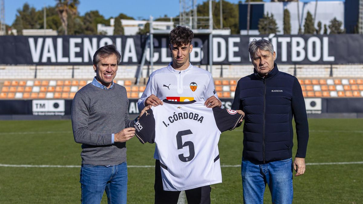 Iker Córdoba renueva con el Valencia