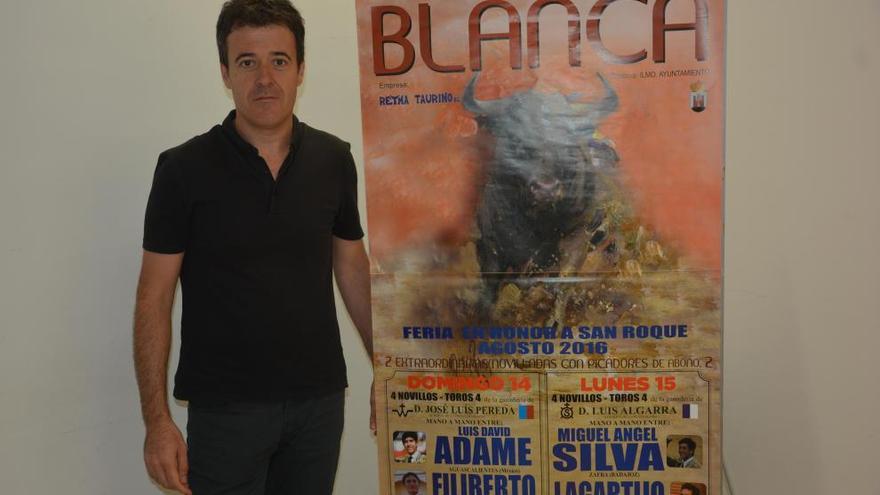 Pedro Luis Molina, alcalde de Blanca, con el cartel de la feria taurina.