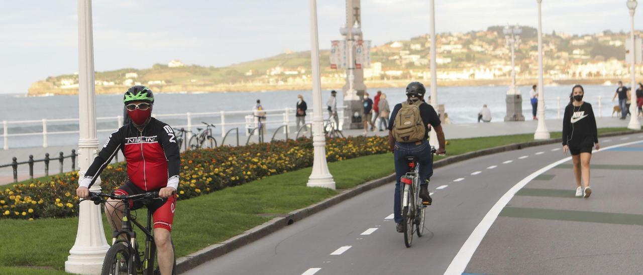 Ciclistas y peatones por el paseo del Muro.