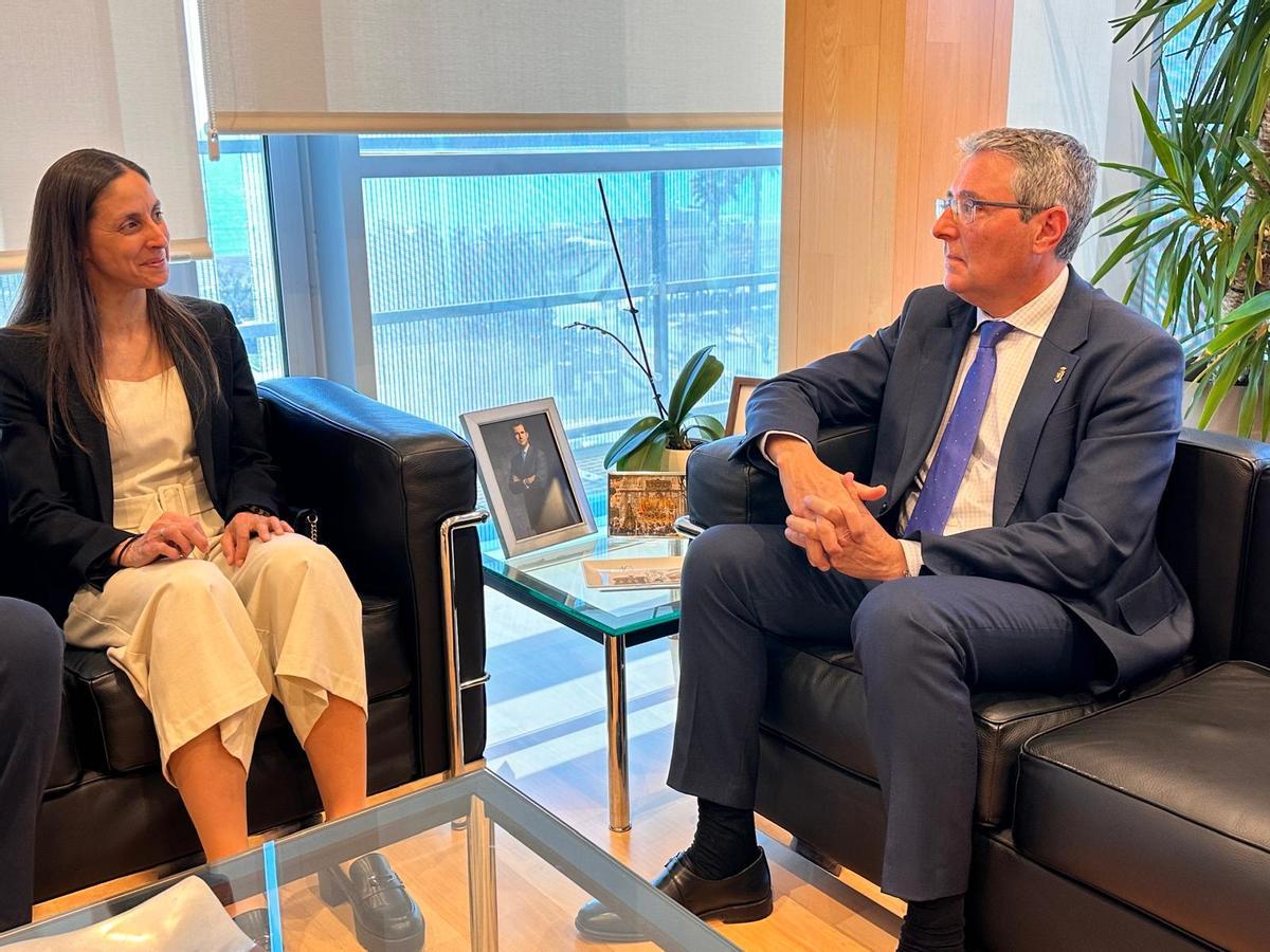 Recepción de Francisco Salado a Carmen Aguilar tras batir el récord de España.