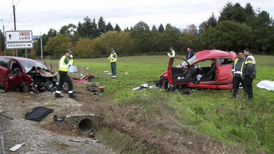 Los dos vehículos implicados en la colisión frontal, destrozados. / efe