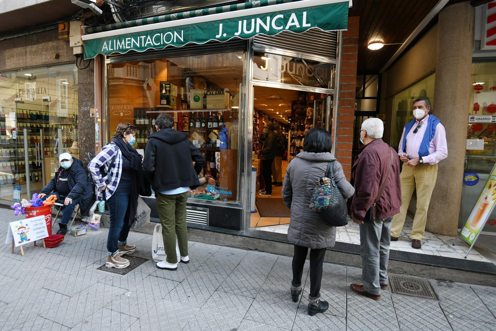 Los pontevedreses paseando por la ciudad minutos antes del endurecimiento de las restricciones.