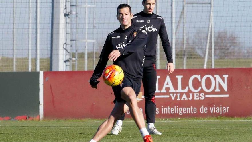 Luis Hernández golpea el balón ante la presencia de Vranjes.