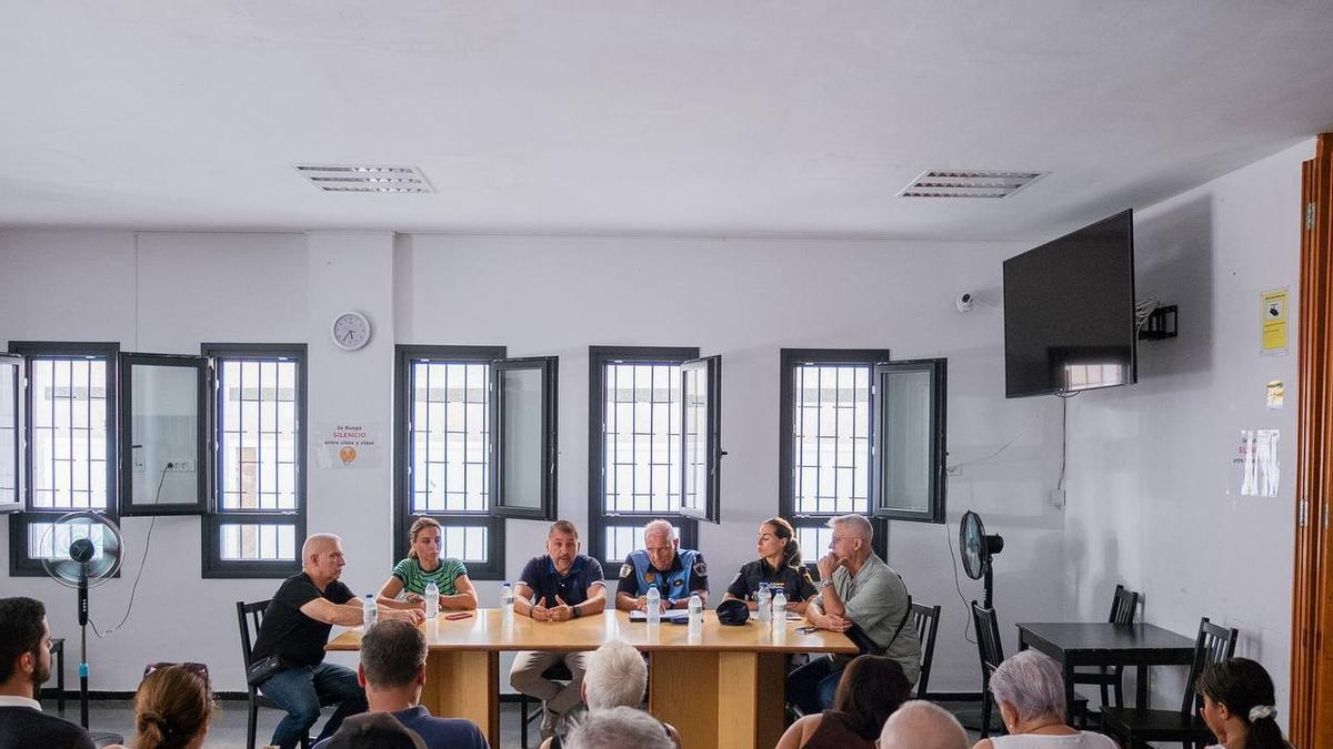 Reunión con vecinos de Somosierra.