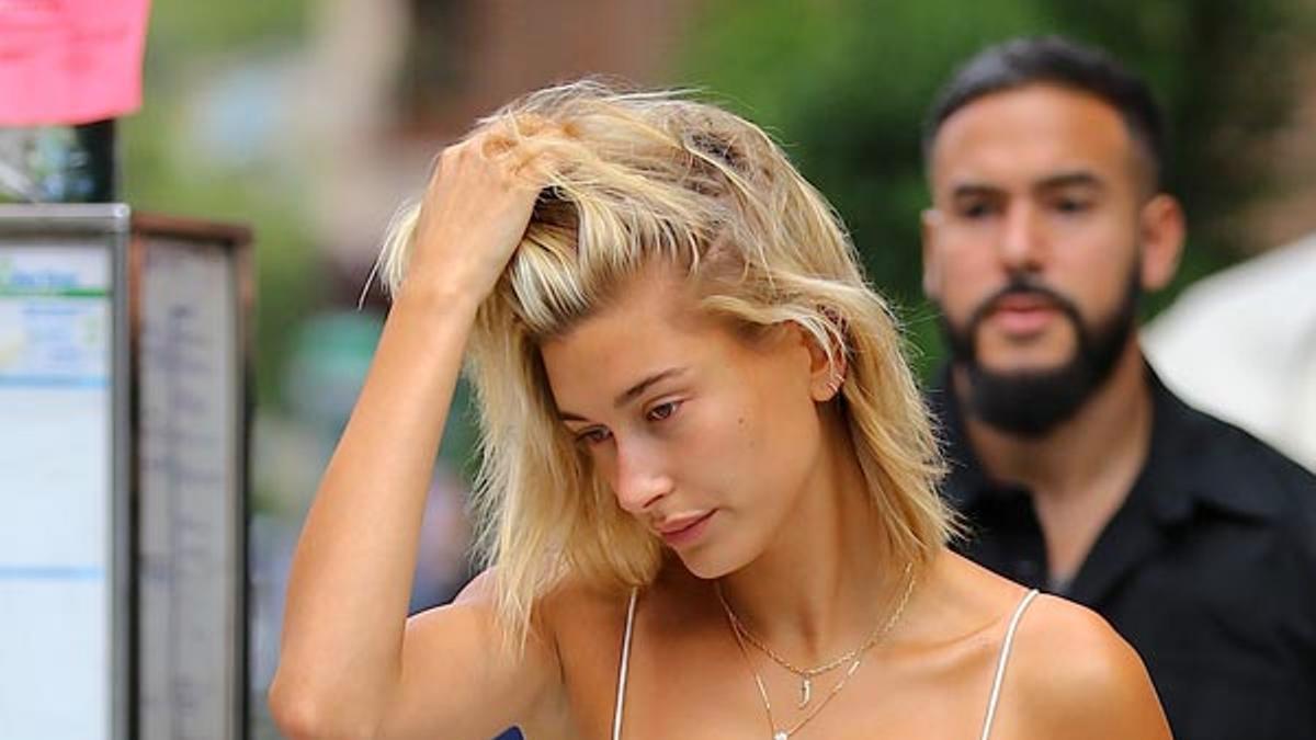 Detalle de Hailey Baldwin con un minivestido blanco ajustado