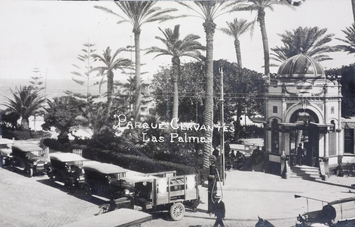 Quiosco de San Telmo junto a la parada de coches de hora, surtidor incluido, en la década de 1920.