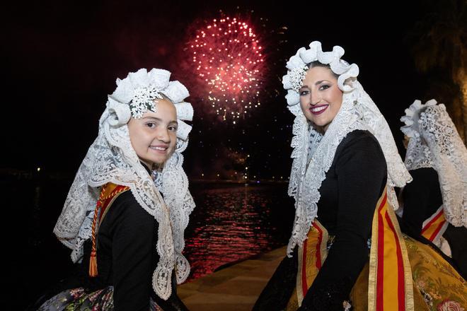 Los fuegos artificiales pusieron el broche de oro al Pregón de Hogueras